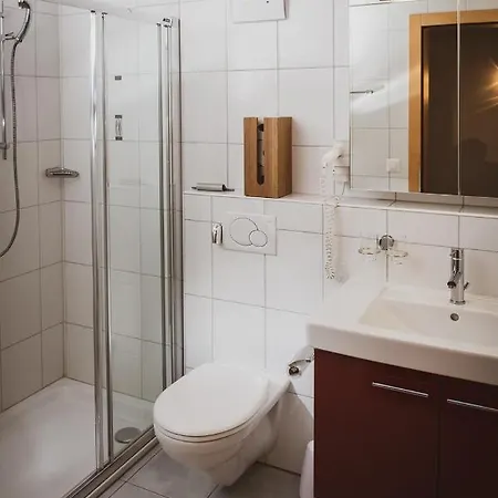 豪斯米沙伯尔酒店 *